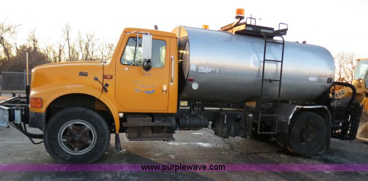 image for item F4371 1996 International 4900 oil distribution truck
