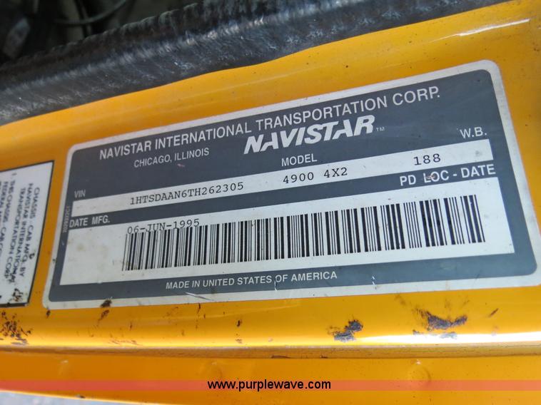 image for item F4371 1996 International 4900 oil distribution truck