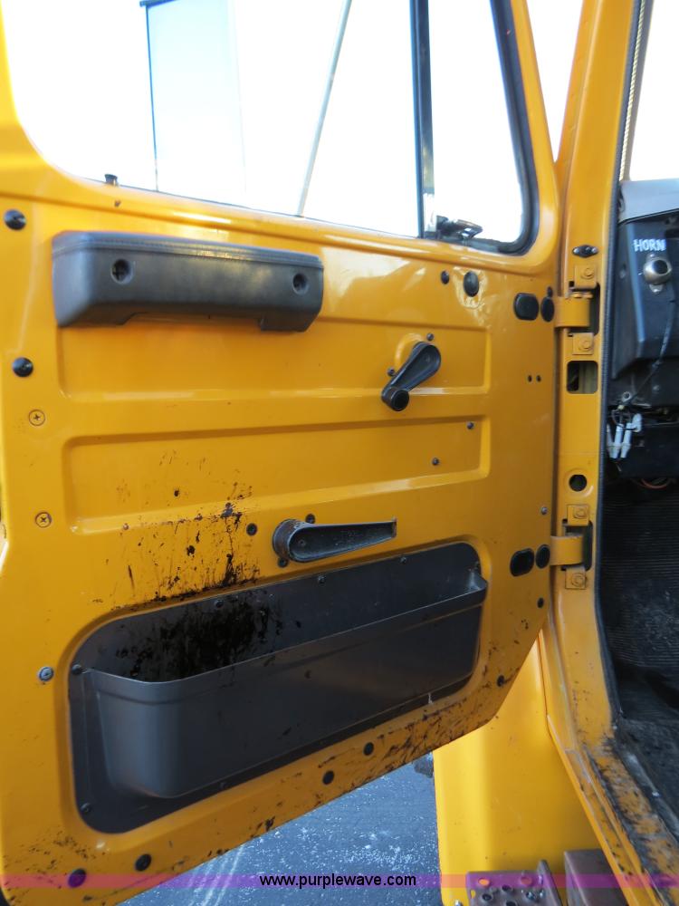 image for item F4371 1996 International 4900 oil distribution truck