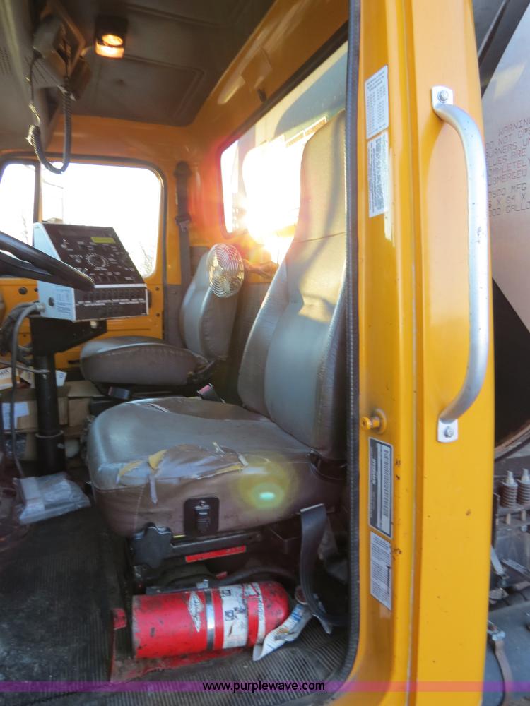 image for item F4371 1996 International 4900 oil distribution truck