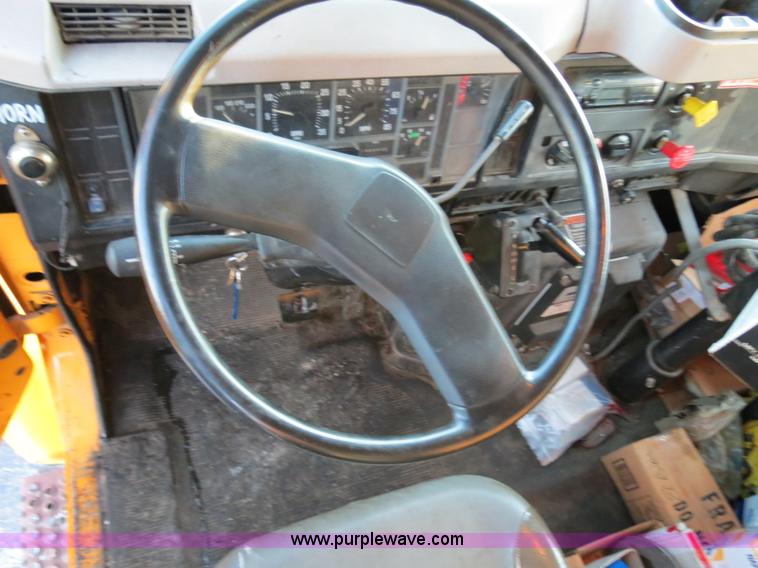 image for item F4371 1996 International 4900 oil distribution truck