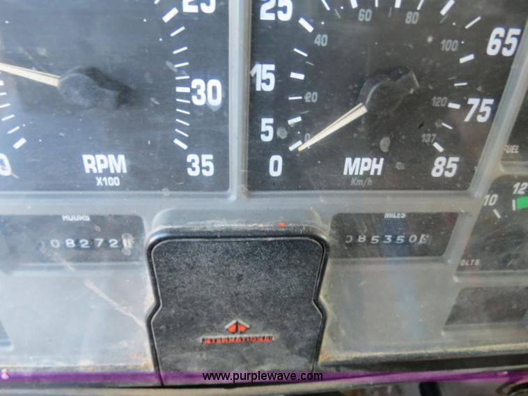 image for item F4371 1996 International 4900 oil distribution truck