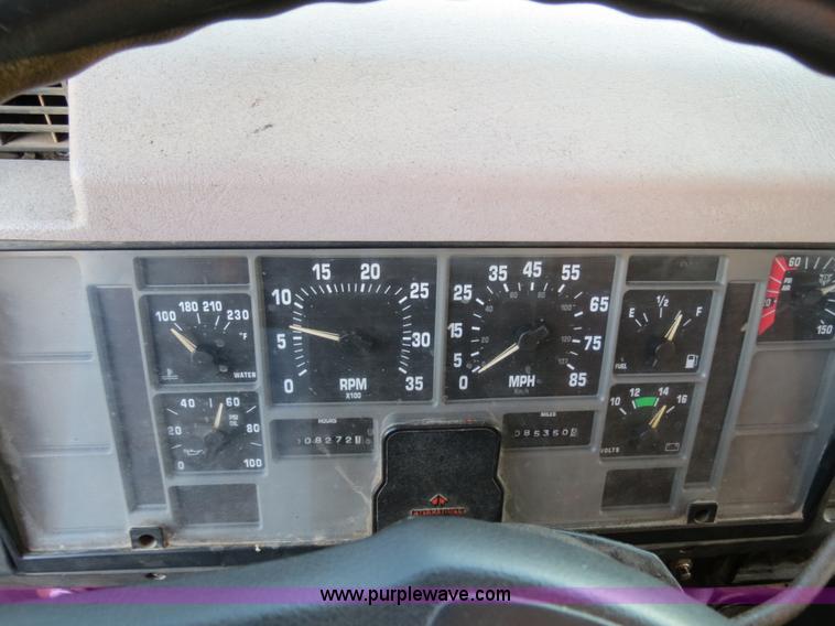 image for item F4371 1996 International 4900 oil distribution truck