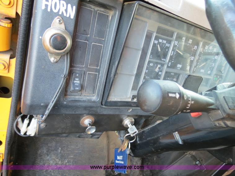 image for item F4371 1996 International 4900 oil distribution truck