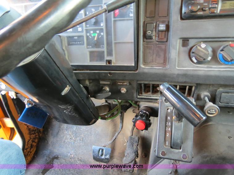 image for item F4371 1996 International 4900 oil distribution truck