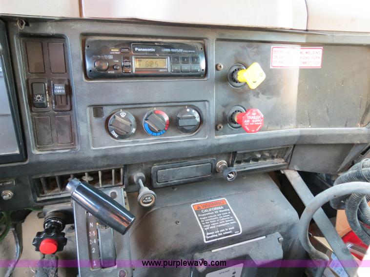 image for item F4371 1996 International 4900 oil distribution truck