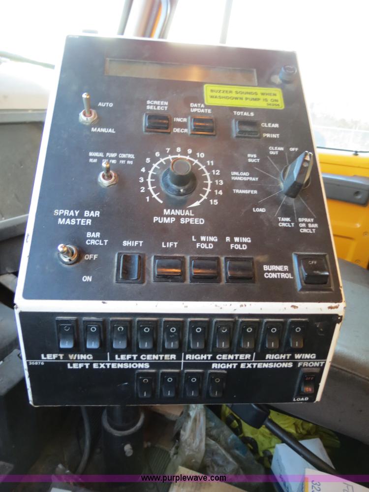 image for item F4371 1996 International 4900 oil distribution truck