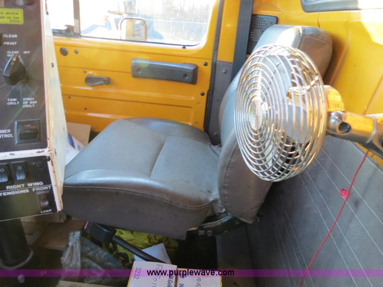 image for item F4371 1996 International 4900 oil distribution truck