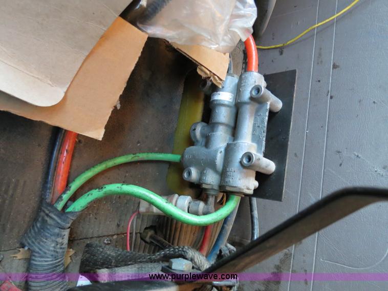 image for item F4371 1996 International 4900 oil distribution truck