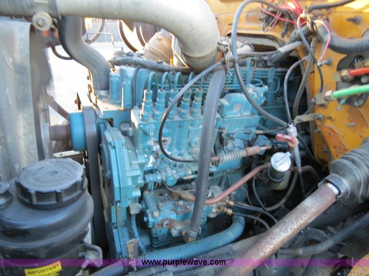 image for item F4371 1996 International 4900 oil distribution truck