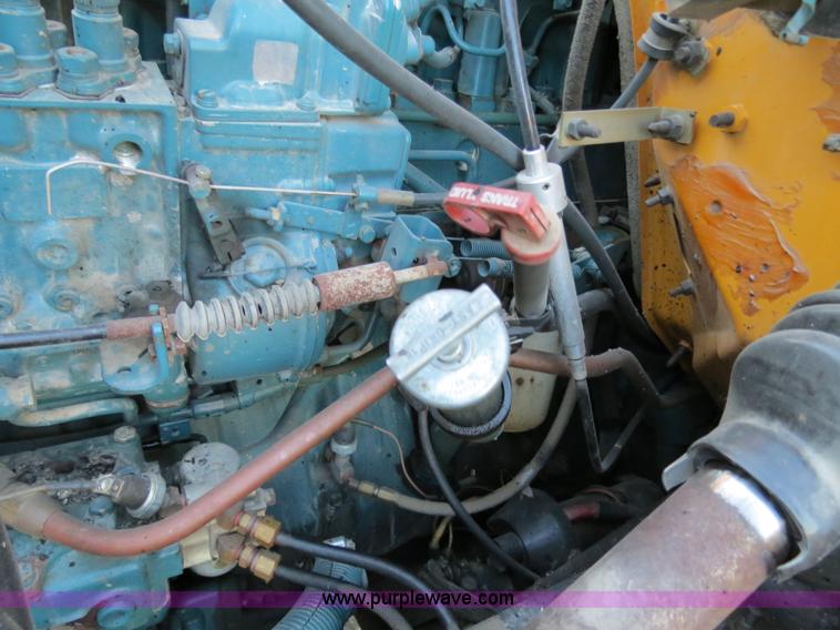 image for item F4371 1996 International 4900 oil distribution truck