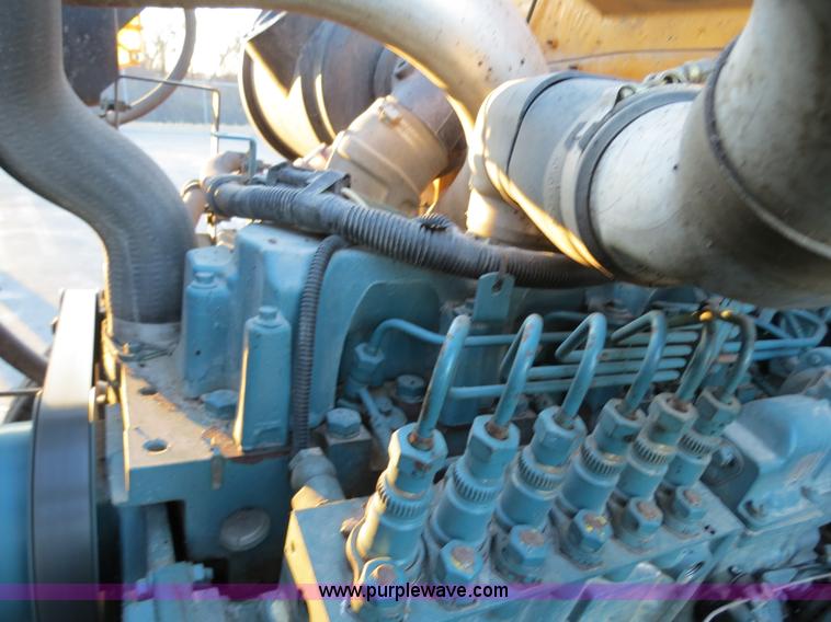 image for item F4371 1996 International 4900 oil distribution truck