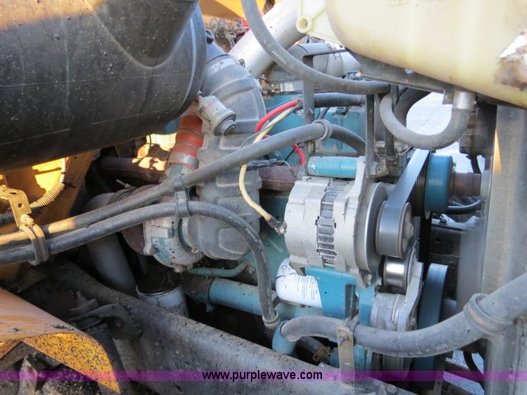 image for item F4371 1996 International 4900 oil distribution truck