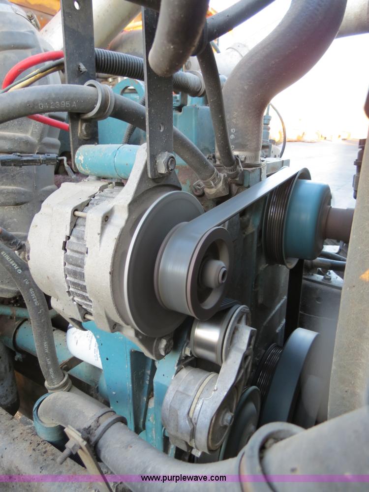 image for item F4371 1996 International 4900 oil distribution truck