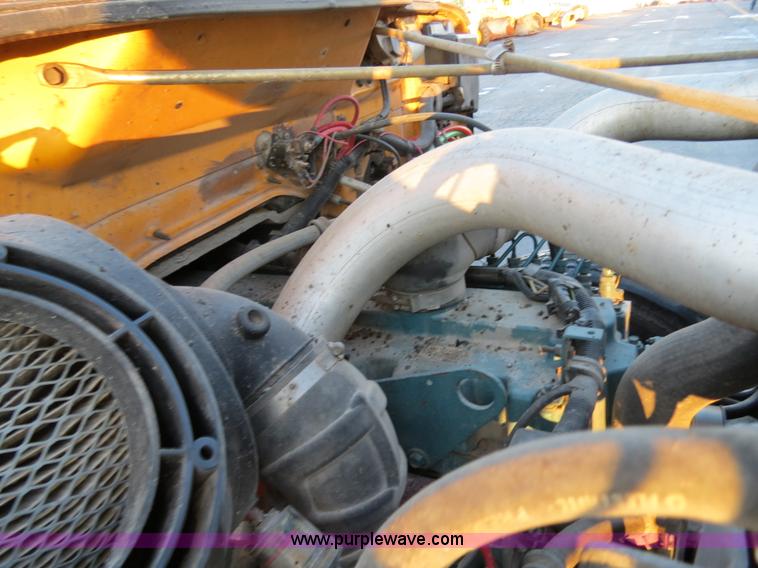 image for item F4371 1996 International 4900 oil distribution truck