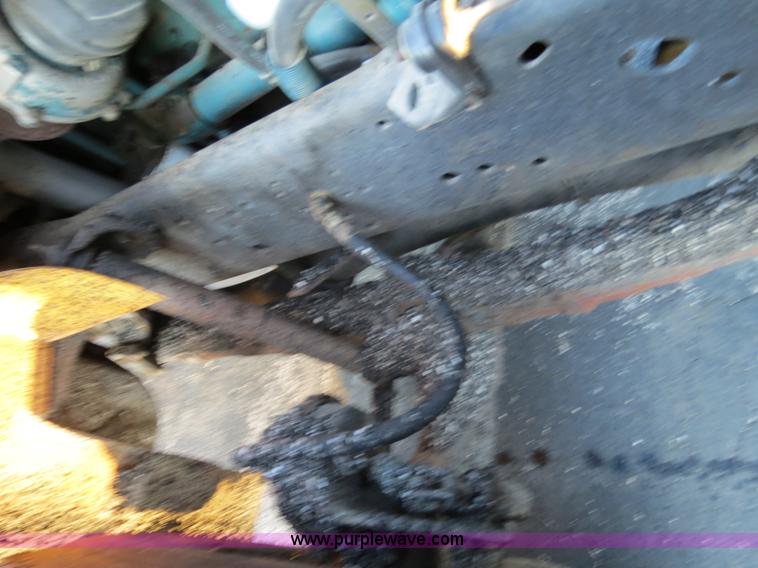 image for item F4371 1996 International 4900 oil distribution truck