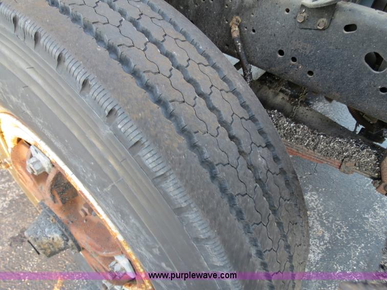 image for item F4371 1996 International 4900 oil distribution truck