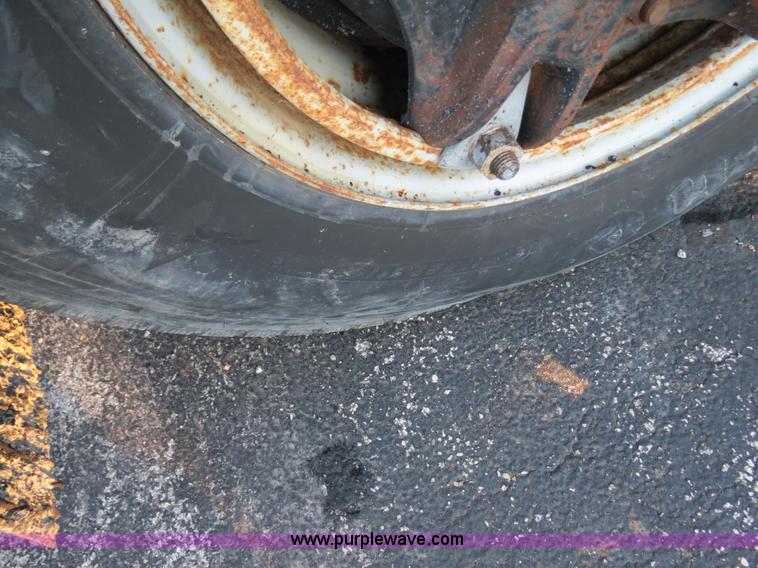 image for item F4371 1996 International 4900 oil distribution truck