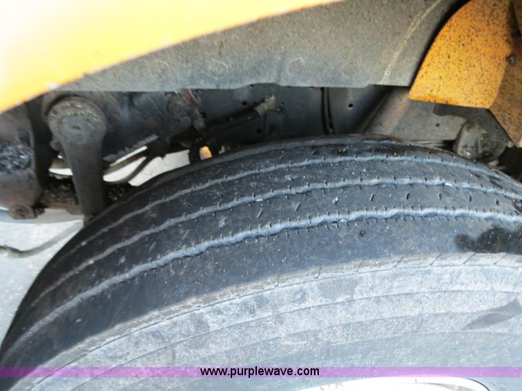 image for item F4371 1996 International 4900 oil distribution truck