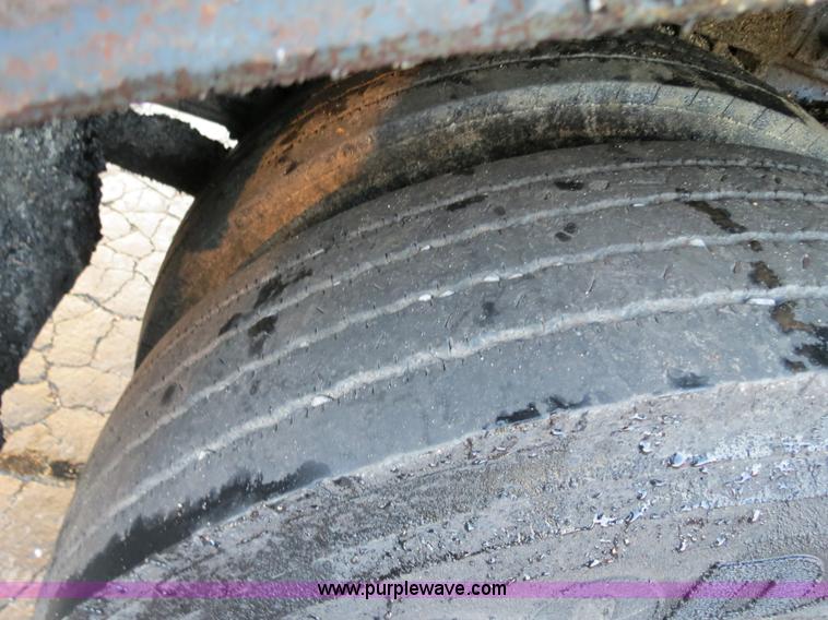 image for item F4371 1996 International 4900 oil distribution truck