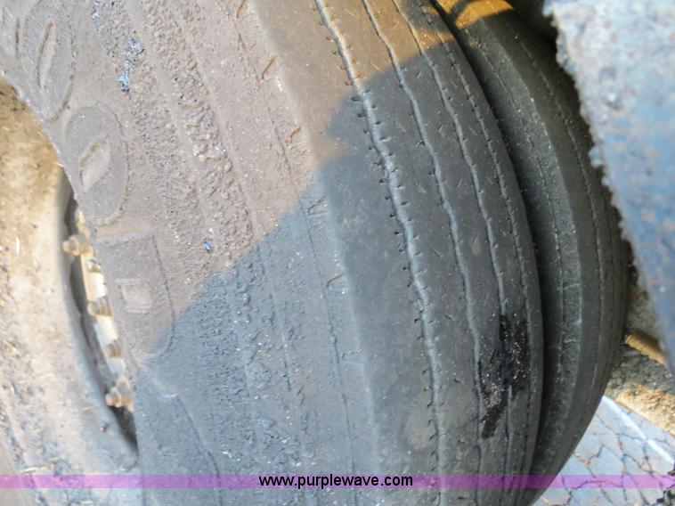 image for item F4371 1996 International 4900 oil distribution truck