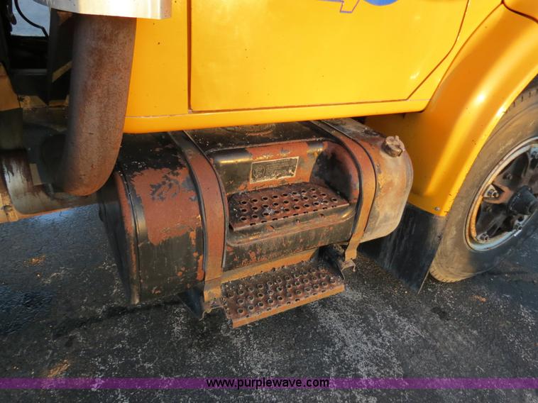 image for item F4371 1996 International 4900 oil distribution truck