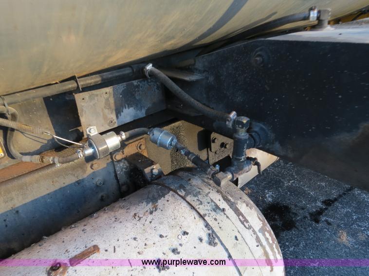 image for item F4371 1996 International 4900 oil distribution truck