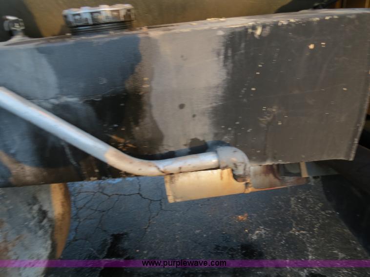 image for item F4371 1996 International 4900 oil distribution truck