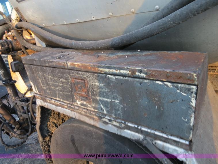 image for item F4371 1996 International 4900 oil distribution truck