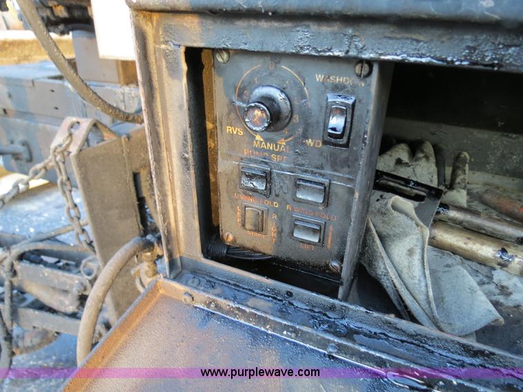 image for item F4371 1996 International 4900 oil distribution truck