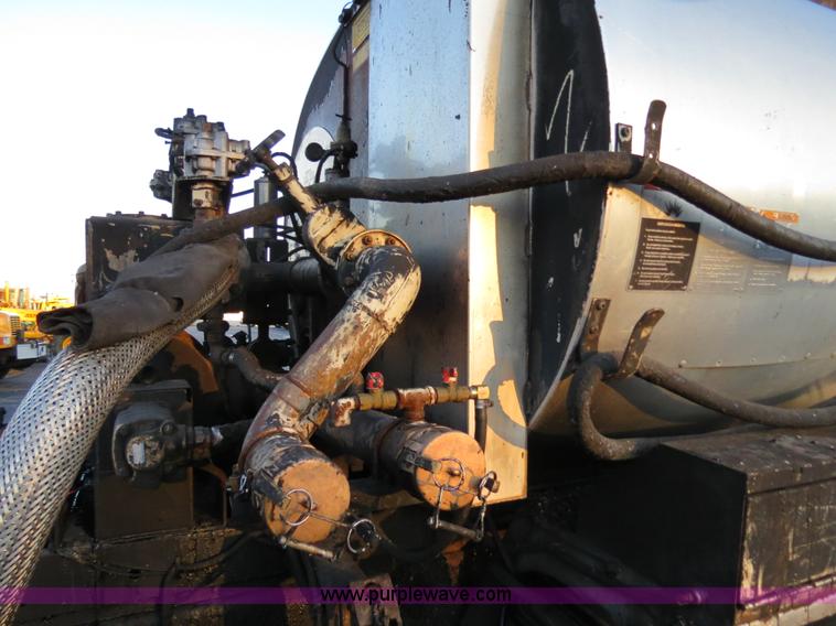 image for item F4371 1996 International 4900 oil distribution truck