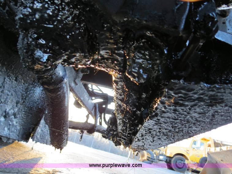 image for item F4371 1996 International 4900 oil distribution truck