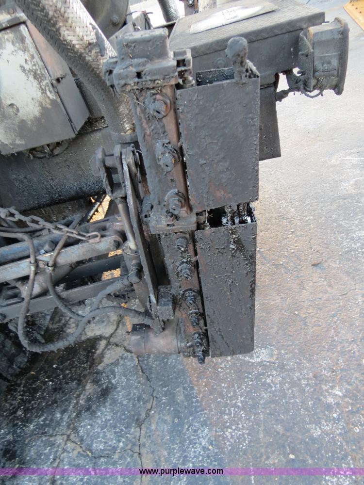 image for item F4371 1996 International 4900 oil distribution truck