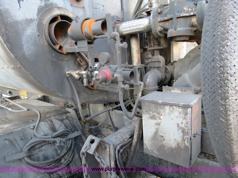 image for item F4371 1996 International 4900 oil distribution truck