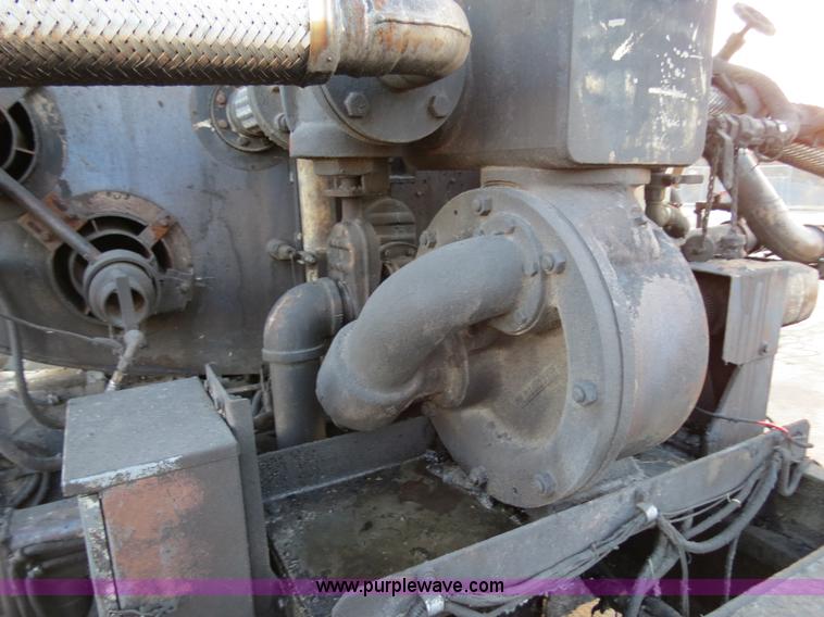 image for item F4371 1996 International 4900 oil distribution truck