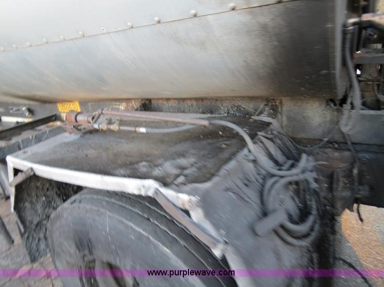 image for item F4371 1996 International 4900 oil distribution truck