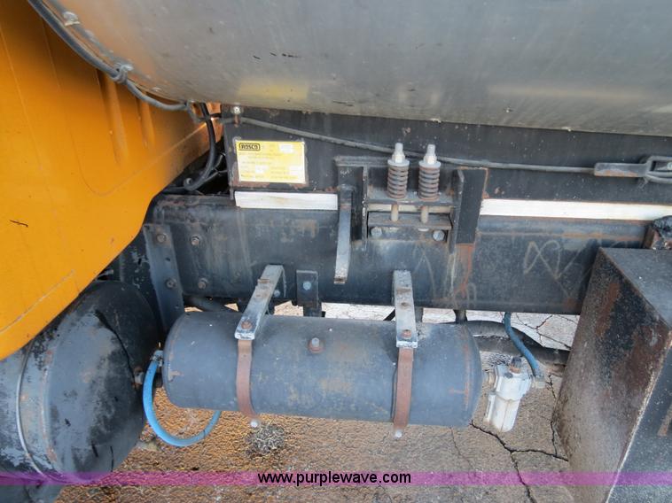 image for item F4371 1996 International 4900 oil distribution truck