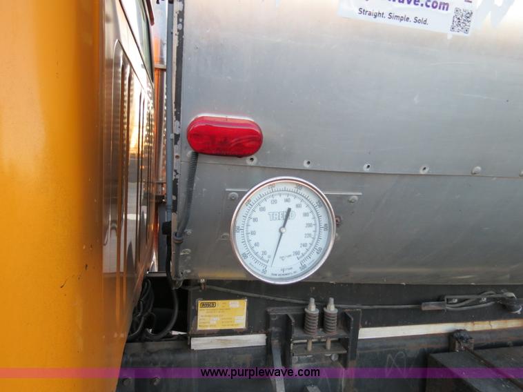 image for item F4371 1996 International 4900 oil distribution truck