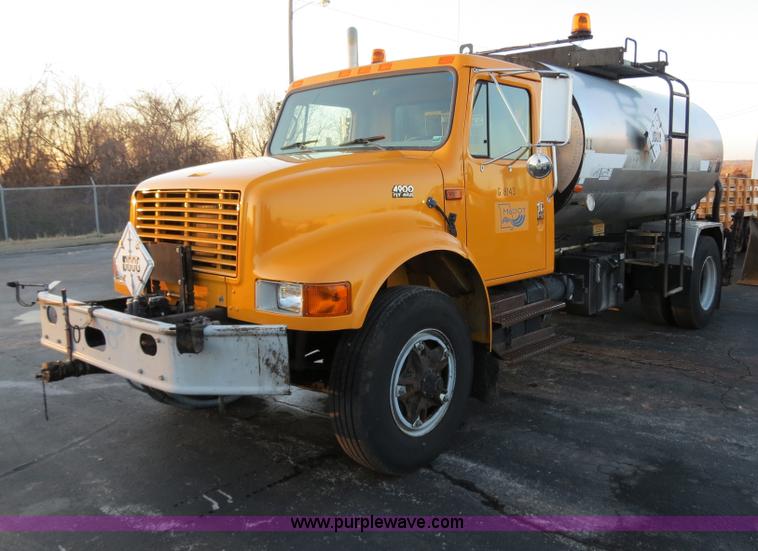 image for item F4372 1996 International 4900 oil distribution truck