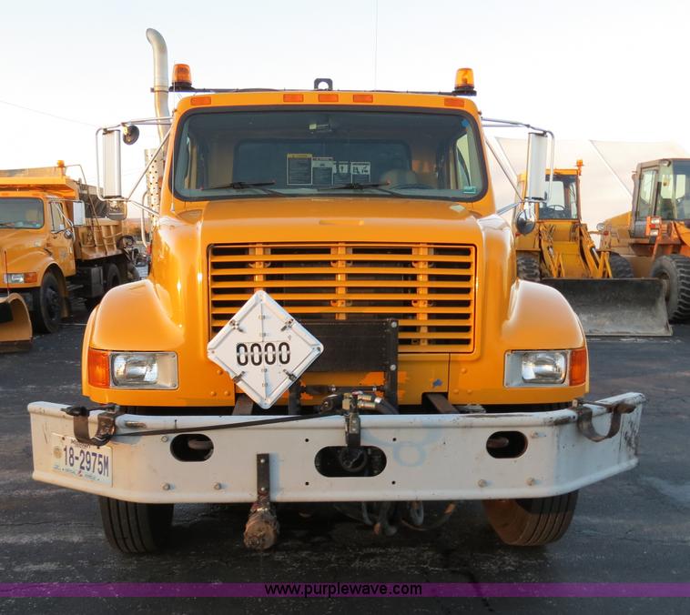 image for item F4372 1996 International 4900 oil distribution truck