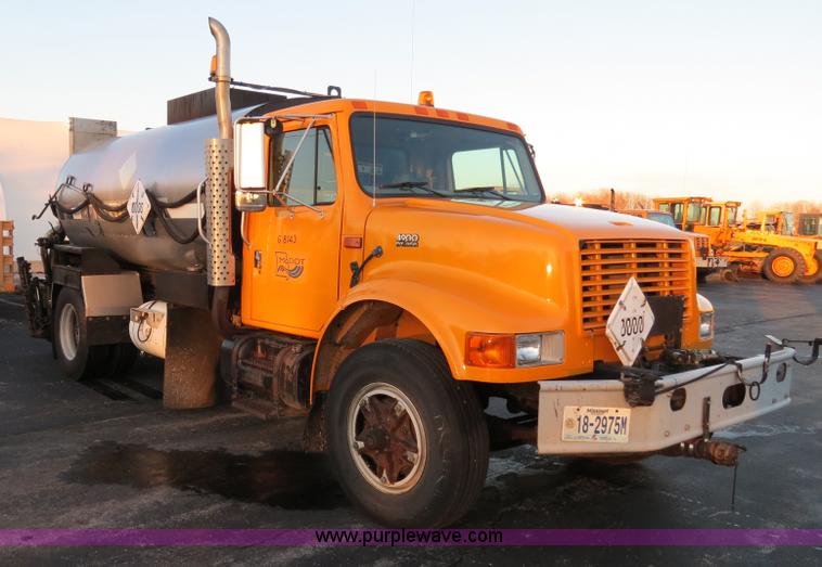 image for item F4372 1996 International 4900 oil distribution truck