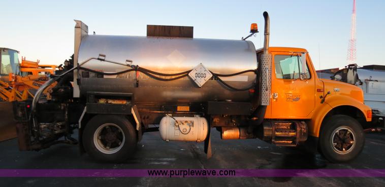 image for item F4372 1996 International 4900 oil distribution truck
