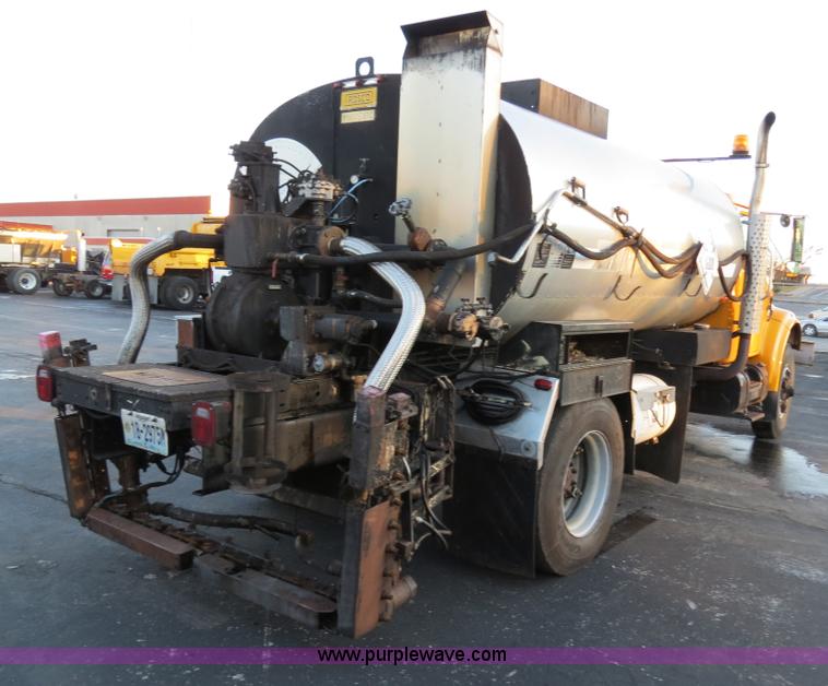 image for item F4372 1996 International 4900 oil distribution truck