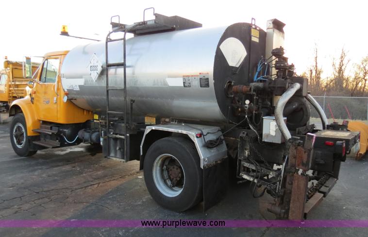 image for item F4372 1996 International 4900 oil distribution truck