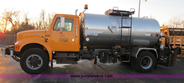 image for item F4372 1996 International 4900 oil distribution truck