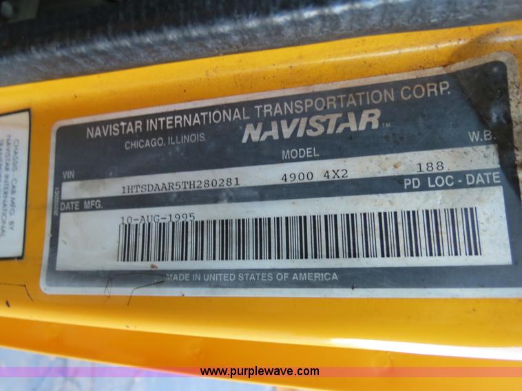 image for item F4372 1996 International 4900 oil distribution truck