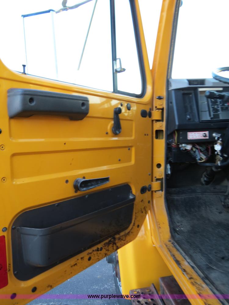 image for item F4372 1996 International 4900 oil distribution truck