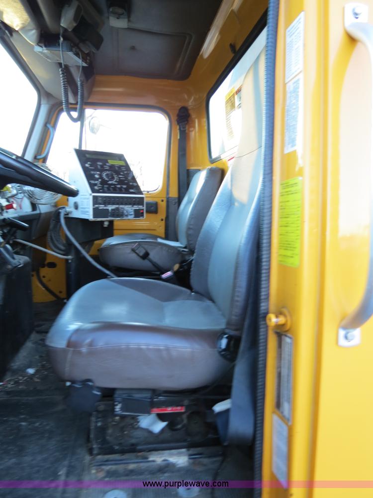 image for item F4372 1996 International 4900 oil distribution truck