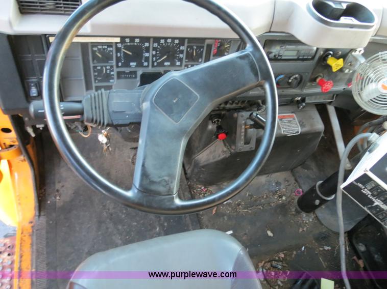 image for item F4372 1996 International 4900 oil distribution truck