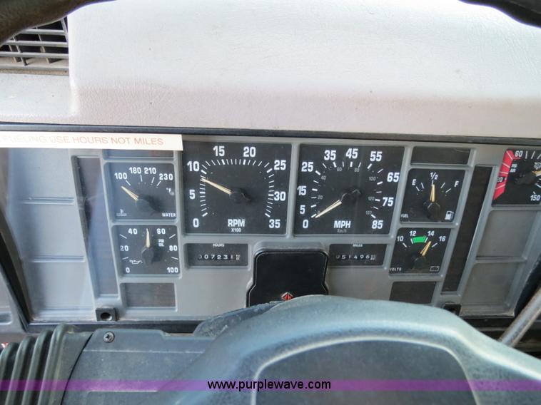 image for item F4372 1996 International 4900 oil distribution truck